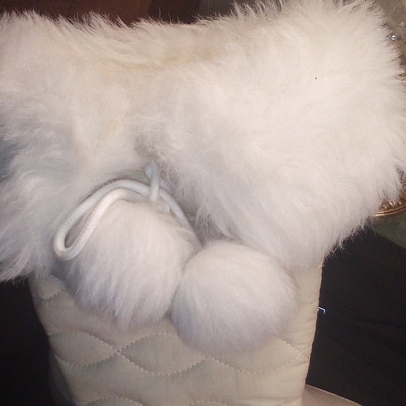 Woman's size 6 Predictions white wedge winter boots faux fur trim with pom poms. - Picture 12 of 13